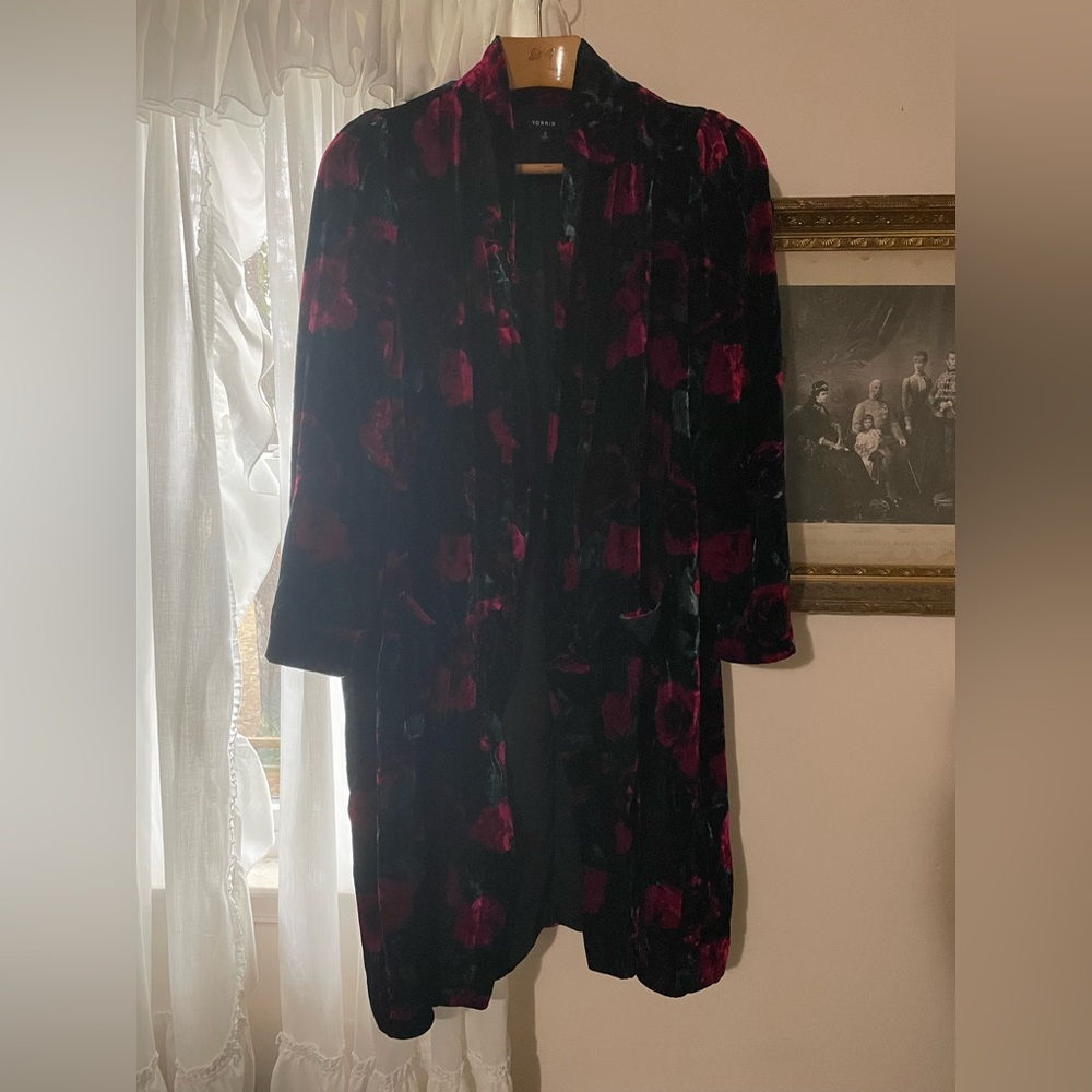 Torrid Black and Rose Velvet Duster - Picture 2 of 10